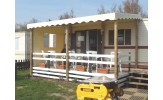 Toiture ivoire avec retombées ondulées pour terrasse de mobil home